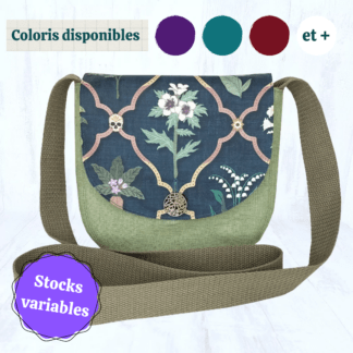 Image carrée sur fond clair. Elle est centrée sur un petit sac arrondi en lin vert pâle, dont le rabat est en coton bio vert bouteille esprit papier peint victorien. Dans chaque losanges (style boiseries) se trouve une plantes fleuries au poison mortel. Le rabat du sac est fermé par un bouton rond argenté. Les hanses du sac sont vertes. Dans le coin en bas à gauche, il y a une vignette violette avec noté "stocks variables".