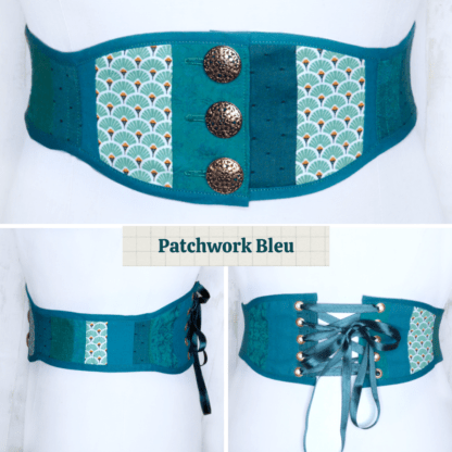 Grille de 3 photos d'une ceinture corsetée en patchwork de tissus bleu. Tout en haut, la grande image représente le devant de la ceinture. Elle est composée de bandes de tissus dans les tons turquoise, et se ferme au milieu à l'aide de 3 boutons en laiton vieil or. En dessous, il est noté le modèle "Patchwork bleu". L'image en bas à gauche représente la ceinture vue de profil, et celle de droite la ceinture vue de dos. Au milieu dos se trouve un laçage qui permet d'ajuster la ceinture à sa morphologie.
