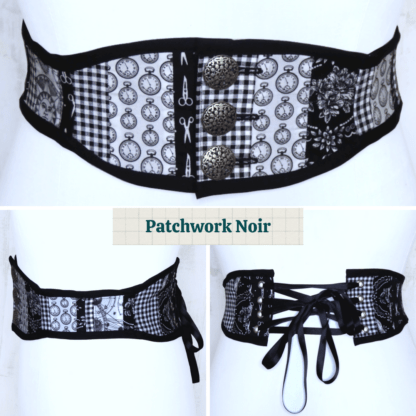 Grille de 3 photos d'une ceinture corsetée en patchwork de tissus noirs et blancs. Tout en haut, la grande image représente le devant de la ceinture. Elle est composée de bandes de tissus dans les tons noirs, et se ferme au milieu à l'aide de 3 boutons en laiton argenté. En dessous, il est noté le modèle "Patchwork Noir". L'image en bas à gauche représente la ceinture vue de profil, et celle de droite la ceinture vue de dos. Au milieu dos se trouve un laçage qui permet d'ajuster la ceinture à sa morphologie.