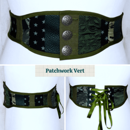 Grille de 3 photos d'une ceinture corsetée en patchwork de tissus verts. Tout en haut, la grande image représente le devant de la ceinture. Elle est composée de bandes de tissus dans les tons verts, et se ferme au milieu à l'aide de 3 boutons en laiton argenté. En dessous, il est noté le modèle "Patchwork Vert". L'image en bas à gauche représente la ceinture vue de profil, et celle de droite la ceinture vue de dos. Au milieu dos se trouve un laçage qui permet d'ajuster la ceinture à sa morphologie.