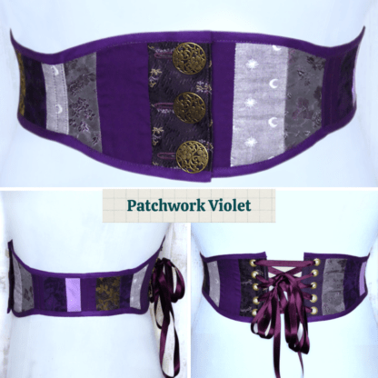 Grille de 3 photos d'une ceinture corsetée en patchwork de tissus violets. Tout en haut, la grande image représente le devant de la ceinture. Elle est composée de bandes de tissus dans les tons violets, et se ferme au milieu à l'aide de 3 boutons en laiton vieil or. En dessous, il est noté le modèle "Patchwork Violet". L'image en bas à gauche représente la ceinture vue de profil, et celle de droite la ceinture vue de dos. Au milieu dos se trouve un laçage qui permet d'ajuster la ceinture à sa morphologie.